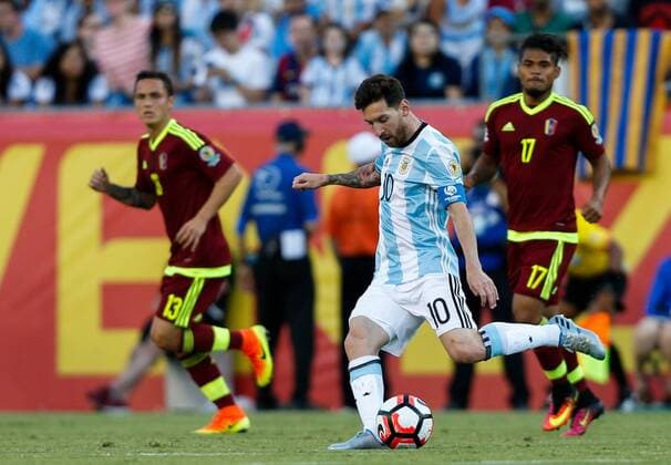 Lionel Messi (Front) of Argentina passes the ball during the quarterfinal match of 2016 Copa America soccer tournament against Venezuela at Gillette Stadium in Foxborough, MA, the United States, June 18, 2016. Argentina won 4-1. )(wll) (SP)US-FOXBOROUGH-SOCCER-COPA AMERICA-QUARTERFINAL-ARG VS VEN LixMuzi 