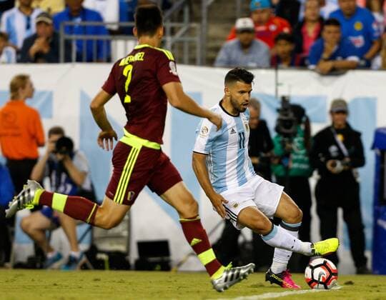 Sergio Aguero (R) of Argentina controls the ball during the quarterfinal match of 2016 Copa America soccer tournament against Venezuela at Gillette Stadium in Foxborough, MA, the United States, June 18, 2016. Argentina won 4-1. )(wll) (SP)US-FOXBOROUGH-SOCCER-COPA AMERICA-QUARTERFINAL-ARG VS VEN LixMuzi 