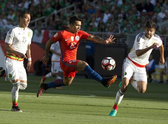 Chile s Edson Puch (22) drives between Mexico s Hector Moreno (L) and Nestor Araujo in the first half at COPA America Centenario quarter-finals at Levi s Stadium in Santa Clara, California on June 18, 2016. Chile annihilated Mexico 7-0.  SXP2016061802 TERRYxSCHMITT