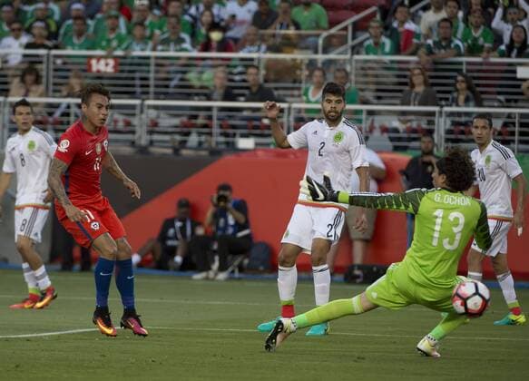 Copa America, Hoffenheims Vargas erzielt gegen Mexiko vier Tore Chile s Eduardo Vargas (L) puts the ball behind Mexico s goalie Guillermo Ochoa (13) for Chile s second goal in the first half at COPA America Centenario quarter-finals at Levi s Stadium in Santa Clara, California on June 18, 2016. Chile annihilated Mexico 7-0.  SXP2016061810 TERRYxSCHMITT