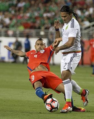 Chile s Arturo Vidal (8) gets a foot on the ball as Mexico s Jesus Duenas tries to pass in the second half at COPA America Centenario quarter-finals at Levi s Stadium in Santa Clara, California on June 18, 2016. Chile annihilated Mexico 7-0.  SXP2016061821 TERRYxSCHMITT