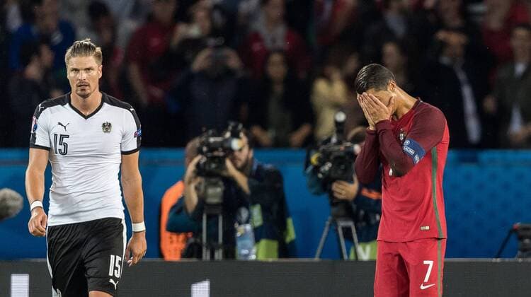 18.06.2016, Parc de Princes, Paris, FRA, UEFA EURO EM Europameisterschaft Fussball Frankreich, Portugal vs Oesterreich, Gruppe F, im Bild Sebastian Proedl (AUT), Cristiano Ronaldo (POR) Sebastian Proedl (AUT), Cristiano Ronaldo (POR) during Group F match between Portugal and Austria of the UEFA EURO 2016 France at the Parc de Princes in Paris, France on 2016 06 18. Paris  EP_fei  