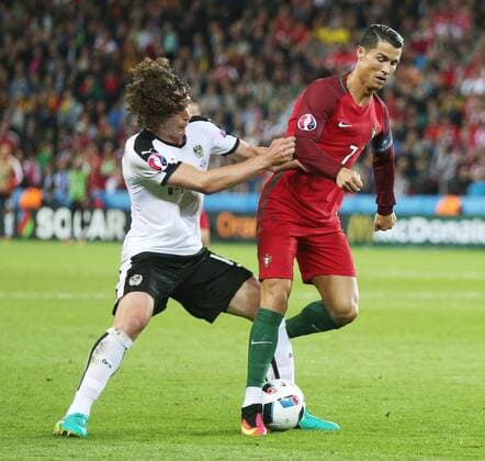 18.06.2016, Parc de Princes, Paris, FRA, UEFA EURO EM Europameisterschaft Fussball Frankreich, Portugal vs Oesterreich, Gruppe F, im Bild Julian Baumgartlinger of Austria and Cristiano Ronaldo of Portugal in action Julian Baumgartlinger of Austria and Cristiano Ronaldo of Portugal in action during Group F match between Portugal and Austria of the UEFA EURO 2016 France at the Parc de Princes in Paris, France on 2016 06 18. Paris  EP_fil  