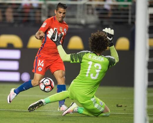 Mark Gonzalez (L) of Chile attacks as Guillermo Ochoa, goalie of Mexico defends during their quarterfinal match of 2016 Copa America soccer tournament at the Levi s Stadium in Santa Clara, California, the United States, June 18, 2016. Chile won 7-0. Yang Lei)(wll) (SP)US-SANTA CLARA-SOCCER-COPA AMERICA-QUARTERFINAL-MEX VS CHI YangxLeixC 