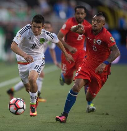 Hirving Lozano (L) of Mexico vies with Arturo Vidal of Chile during their quarterfinal match of 2016 Copa America soccer tournament at the Levi s Stadium in Santa Clara, California, the United States, June 18, 2016. Mexico lost 0-7. Yang Lei)(wll) (SP)US-SANTA CLARA-SOCCER-COPA AMERICA-QUARTERFINAL-MEX VS CHI YangxLeixC 