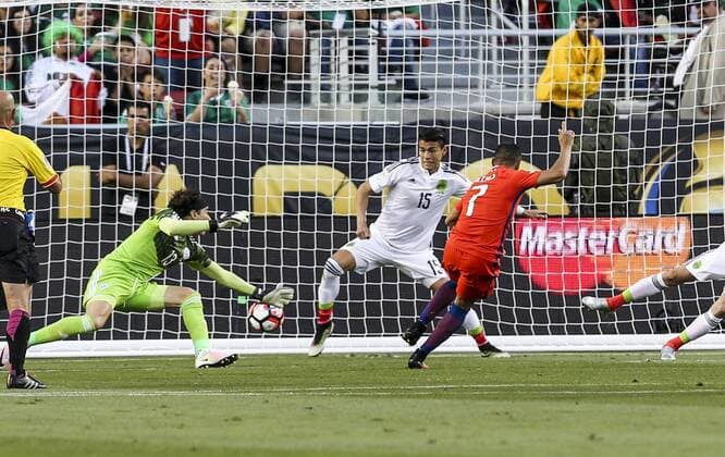 Alexis Sanchez ( 1st R) of Chile scores during the quarterfinal match against Mexico of 2016 Copa America soccer tournament at the Levi s Stadium in Santa Clara, California, the United States, June 18, 2016. Chile won 7-0. )(wll) (SP)US-SANTA CLARA-SOCCER-COPA AMERICA-QUARTERFINAL-MEX VS CHI ZhaoxHanrong 