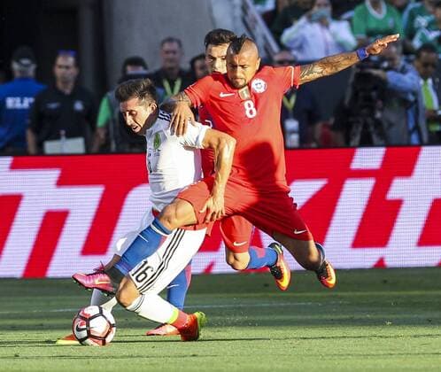 Arturo Vidal (R) of Chile vies with Hector Herrera of Mexico during their quarterfinal match of 2016 Copa America soccer tournament at the Levi s Stadium in Santa Clara, California, the United States, June 18, 2016. Chile won 7-0. )(wll) (SP)US-SANTA CLARA-SOCCER-COPA AMERICA-QUARTERFINAL-MEX VS CHI ZhaoxHanrong 