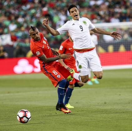 Raul Jimenez (R) of Mexico vies with Arturo Vidal of Chile during their quarterfinal match of 2016 Copa America soccer tournament at the Levi s Stadium in Santa Clara, California, the United States, June 18, 2016. Mexico lost 0-7. )(wll) (SP)US-SANTA CLARA-SOCCER-COPA AMERICA-QUARTERFINAL-MEX VS CHI ZhaoxHanrong 