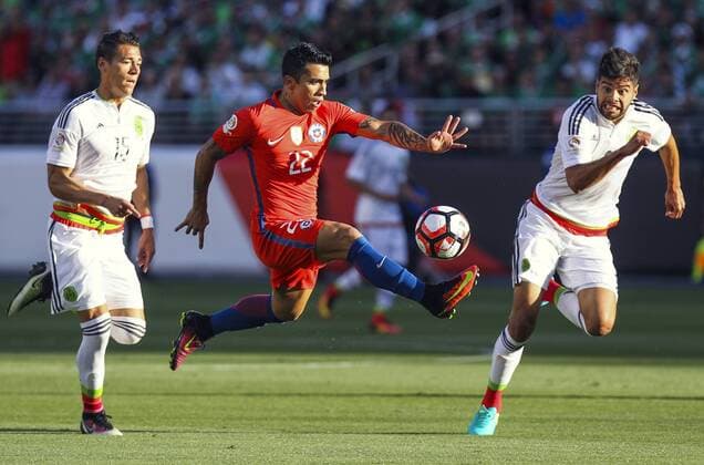 Edson Puch (C) of Chile breaks through as Nesto Araujo (R) and Hector Moreno of Mexico defend during their quarterfinal match of 2016 Copa America soccer tournament at the Levi s Stadium in Santa Clara, California, the United States, June 18, 2016. Chile won 7-0. )(wll) (SP)US-SANTA CLARA-SOCCER-COPA AMERICA-QUARTERFINAL-MEX VS CHI ZhaoxHanrong 