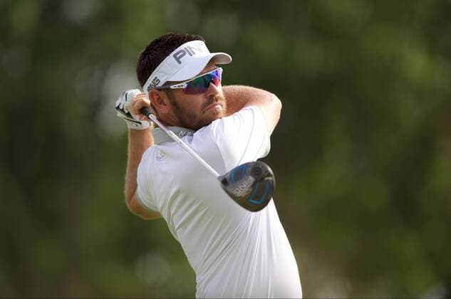 June 18, 2016: Louis Oosthuizen watches his drive from the third tee during the third round of golf at the US Open at Oakmont Country Club in Pittsburgh, PA. (Photo by Shelley Lipton Icon Sportswire) GOLF: JUN 18 PGA Golf Herren - US Open - Third Round Icon160618021 EDITORIAL USE ONLY