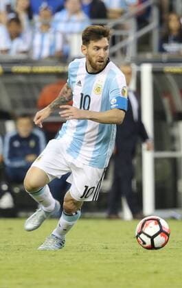 18 June 2016: Argentina forward Lionel Messi (10) moves the ball midfield Saturday. Argentina defeated Venezuela 4-1 in the semi-final match in the 2016 Copa America Centenario at Gillette Stadium in Foxborough, Massachusetts. (Photograph by Corey Silvia Icon Sportswire) SOCCER: JUN 18 Copa America Centenario - Quarterfinal - Argentina v Venezuela Icon0618160052 EDITORIAL USE ONLY