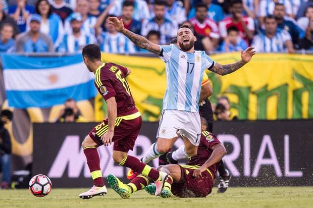 18 June 2016: Argentina defender Nicolas Otamendi (17) is fouled by Venezuela forward Jose Salomon Rondon (9) in the 1st half during the Copa America Centenario quarterfinal match between the Argentina and Venezuela played at Gillette Stadium in Foxborough, MA. (Photo by Dennis Schneidler Icon Sportswire) SOCCER: JUN 18 Copa America Centenario - Quarterfinal - Argentina v Venezuela Icon0618161430 EDITORIAL USE ONLY