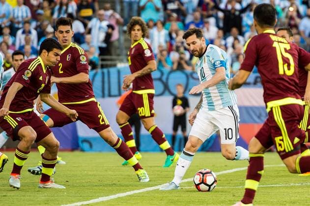 18 June 2016: Argentina midfielder Lionel Messi (10) against Venezuela in the first half during the Copa America Centenario quarterfinal match between the Argentina and Venezuela played at Gillette Stadium in Foxborough, MA. (Photo by Dennis Schneidler Icon Sportswire) SOCCER: JUN 18 Copa America Centenario - Quarterfinal - Argentina v Venezuela Icon0618160110 EDITORIAL USE ONLY