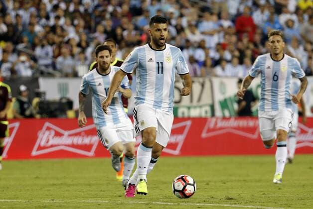 18 June 2016: Argentina forward Sergio Aguero (11) carries the ball through midfield. Argentina defeated Venezuela 4-1 in the quarterfinal of the 2016 Copa America Centenario at Gillette Stadium in Foxborough, Massachusetts. (Photograph by Fred Kfoury III Icon Sportswire) SOCCER: JUN 18 Copa America Centenario - Quarterfinal - Argentina v Venezuela Icon482160618039 EDITORIAL USE ONLY
