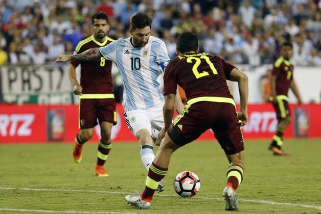 18 June 2016: Argentina forward Lionel Messi (10) puts the hammer down watched by Venezuela defender Alexander Gonzalez (21). Argentina defeated Venezuela 4-1 in the quarterfinal of the 2016 Copa America Centenario at Gillette Stadium in Foxborough, Massachusetts. (Photograph by Fred Kfoury III Icon Sportswire) SOCCER: JUN 18 Copa America Centenario - Quarterfinal - Argentina v Venezuela Icon482160618035 EDITORIAL USE ONLY