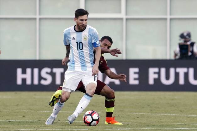 18 June 2016: Argentina forward Lionel Messi (10) cuts away from Venezuela midfielder Arquimedes Figuera (5). Argentina defeated Venezuela 4-1 in the quarterfinal of the 2016 Copa America Centenario at Gillette Stadium in Foxborough, Massachusetts. (Photograph by Fred Kfoury III Icon Sportswire) SOCCER: JUN 18 Copa America Centenario - Quarterfinal - Argentina v Venezuela Icon482160618023 EDITORIAL USE ONLY