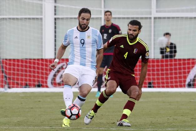 18 June 2016: Argentina forward Gonzalo Higuain (9) plays the ball away from Venezuela defender Oswaldo Vizcarrondo (4). Argentina defeated Venezuela 4-1 in the quarterfinal of the 2016 Copa America Centenario at Gillette Stadium in Foxborough, Massachusetts. (Photograph by Fred Kfoury III Icon Sportswire) SOCCER: JUN 18 Copa America Centenario - Quarterfinal - Argentina v Venezuela Icon482160618014 EDITORIAL USE ONLY