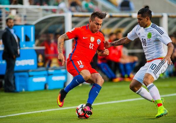 June 18,2016: Chile forward Eduardo Vargas (11) has the ball downfield while being guarded by Mexico forward Jesus Manuel Corona (10) during the Copa America Centerario Quarterfinal match between Mexico versus Chile at Levi s Stadium in Santa Clara, CA. (Photo by Samuel Stringer Icon Sportswire) SOCCER: JUN 18 Copa America Centenario - Quarterfinal - Mexico v Chile Icon160618026 EDITORIAL USE ONLY