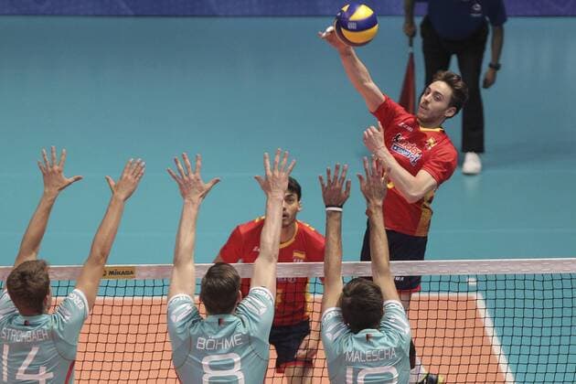 Volleyball, World League, Spanien - Deutschland Spanish Francisco Ruiz (R) in action next to Tom Strohbach (L), Marcus Böhme (2L) and Daniel Malescha (2R) of Germany during their match of the FIVB Volleyball World League between Mexico and Spain at the Gimnasio Olimpicio Juan de la Barrera in Mexico City, Mexico, 17 June 2016. Spain vs Germany !ACHTUNG: NUR REDAKTIONELLE NUTZUNG!  20160619-636019451544880350