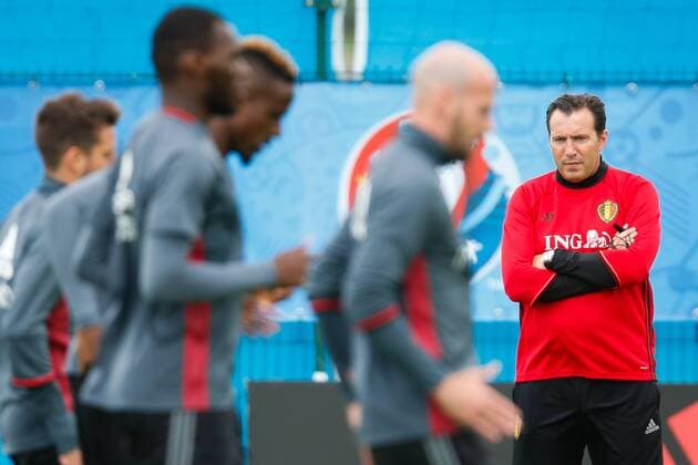 Bilder des Tages - SPORT EURO 2016, Belgien Training Belgium s head coach Marc Wilmots (R) pictured during a training session of Belgian soccer team Red Devils, during the Euro 2016 UEFA European Championship EM Europameisterschaft in France, on Sunday 19 June 2016, in Bordeaux, France. The Euro2016 tournament is taking place from 10 June to 10 July. Belgium won Yesterday their second game in Group E against Ireland. BRUNOxFAHY  x04873569x