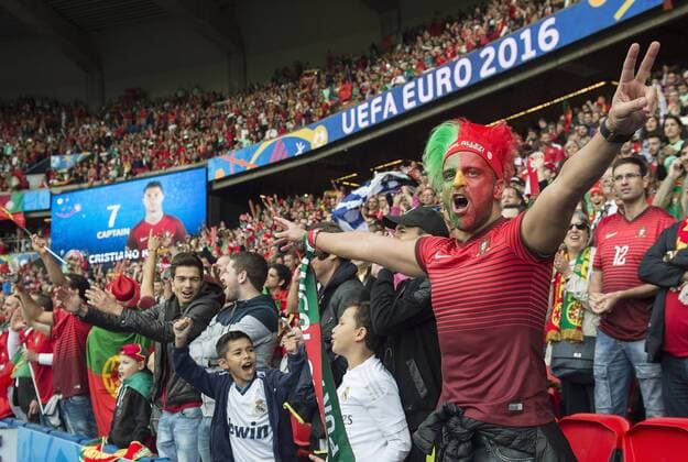 Fankurve, Fans aus POR, auf der Anzeigentafel ihr Idol Cristiano RONALDO (POR) Vorrunde Gruppe F, Spiel M24, Portugal (POR) - Oesterreich (AUT) 0:0, am 18.06.2016 in Saint Denis. Fussball EM 2016 in Frankreich vom 10.06. - 10.07.2016.