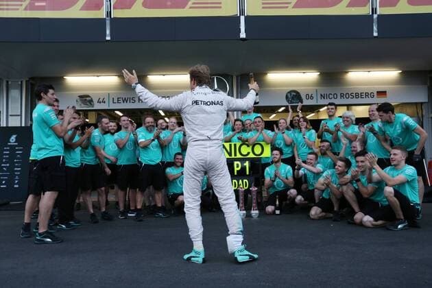 Formel 1, Rosberg feiert Sieg beim GP Baku mit dem Team 6 Nico Rosberg (GER, Mercedes AMG Petronas Formula One Team), xHOCHxZWEIx