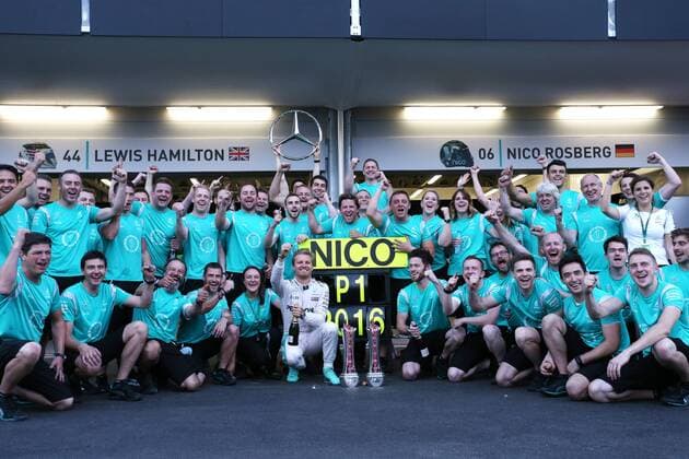 Formel 1, Rosberg feiert Sieg beim GP Baku mit dem Team 6 Nico Rosberg (GER, Mercedes AMG Petronas Formula One Team), xHOCHxZWEIx