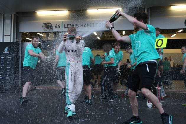Formel 1, Rosberg feiert Sieg beim GP Baku mit dem Team 6 Nico Rosberg (GER, Mercedes AMG Petronas Formula One Team), xHOCHxZWEIx