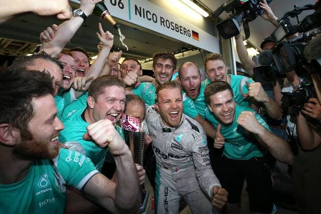 Formel 1, Rosberg feiert Sieg beim GP Baku mit dem Team 6 Nico Rosberg (GER, Mercedes AMG Petronas Formula One Team), xHOCHxZWEIx
