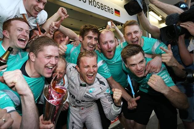 Themen der Woche - Sport Bilder des Tages - SPORT Formel 1, Rosberg feiert Sieg beim GP Baku mit dem Team 6 Nico Rosberg (GER, Mercedes AMG Petronas Formula One Team), xHOCHxZWEIx