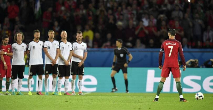 18.06.2016, Fussball EM-2016 Frankreich, Vorrunde, Portugal - Österreich, im Prinzenpark-Stadion Paris. Cristiano RONALDO (Portugal) steht vor seinem Freistoss in seiner unnachahmlichen breitbeinigen Postion am Ball. 