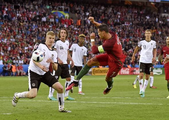 18.06.2016, Fussball EM-2016 Frankreich, Vorrunde, Portugal - Österreich, im Prinzenpark-Stadion Paris. v.li: Martin HINTEREGGER (AUT) gegen Cristiano RONALDO (Portugal). 