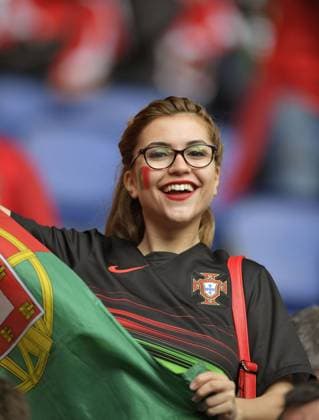 18.06.2016, Fussball EM-2016 Frankreich, Vorrunde, Portugal - Österreich, im Prinzenpark-Stadion Paris. Weiblicher Portugal-Fan 