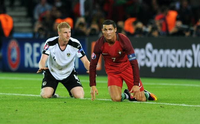 Fussball, Europameisterschaft, Herren, Nationalteam, EURO, EM 2016 Frankreich, Gruppenphase, Parc de Prince in Paris, Gruppe F: Portugal (rot) - Österreich (weiss) 0:0; Cristiano Ronaldo (POR), Martin Hinteregger (AUT) nach Elfmeterpfiff , Aktion.