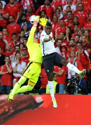 EURO 2016, Schweiz - Frankreich Fussball, Europameisterschaft, Herren, EURO, Nationalteam, EM 2016 Frankreich, Gruppenphase, Stade Pierre-Mauroy in Lille, Gruppe A: Schweiz (rot) - Frankreich (weiss); Paul Pogba (FRA), Yann Sommer (SUI), Aktion.