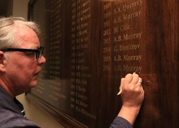 Bilder des Tages - SPORT 19.06.2016. The Queens Club, London, England. Aegon Championships Final. Andy Murray versus Milos Raonic. Sign writer Chris Taylor adds Andy Murray s name to the Queens Winners Board xMarkxKertonx  ActionPlus11751989
