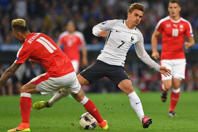 EURO 2016, Schweiz und Frankreich trennen sich torlos SOCCER - UEFA EURO EM Europameisterschaft Fussball 2016, SUI vs FRA LILLE,FRANCE,19.JUN.16 - SOCCER - UEFA European Championship EM Europameisterschaft 2016, international match Länderspiel Switzerland vs France. Image shows Valon Behrami (SUI) and Antoine Griezmann (FRA). GEPAxpictures xFlorianxErtl