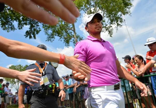 Patrons hold out there hands as Jason Day of Australia walks to the first tee box in the final round at the U.S. Open at Oakmont Country Club near Pittsburgh, Pennsylvania on June 19, 2016.  OAK20160619811 KEVINxDIETSCH