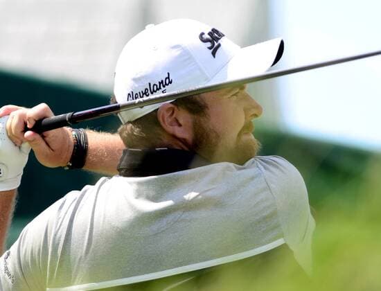 Shane Lowry drives his tee shot on the first hole of the final round of the U.S. Open golf championship at Oakmont Country Club near Pittsburgh, on June 19, 2016. Shane Lowry starts the final round of the U.S. Open in the lead with seven under par.  OAK2016061930302 ARCHIExCARPENTER