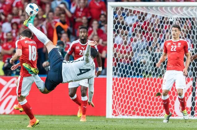 EURO 2016, Schweiz und Frankreich trennen sich torlos 19.06.2016, Stade Pierre Mauroy, Lille, FRA, UEFA EURO EM Europameisterschaft Fussball Frankreich, Schweiz vs Frankreich, Gruppe A, im Bild Admir Mehmedi (SUI), Adil Rami (FRA) Admir Mehmedi (SUI), Adil Rami (FRA) during Group A match between Switzerland and France of the UEFA EURO 2016 France at the Stade Pierre Mauroy in Lille, France on 2016 06 19. Lille EX_JFK