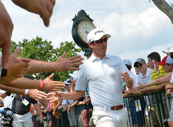 Patrons greet Andrew Landry as he walks to the First tee box in the final round at the U.S. Open at Oakmont Country Club near Pittsburgh, Pennsylvania on June 19, 2016.  OAK20160619814 KEVINxDIETSCH