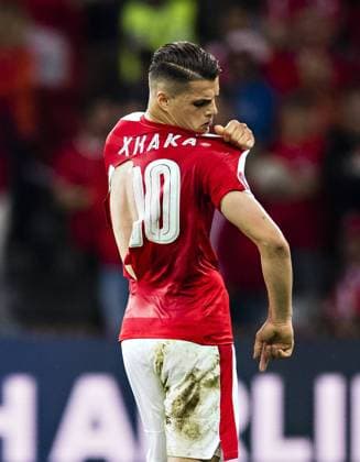 Themen der Woche - Sport Bilder des Tages - SPORT EURO 2016, Schweiz - Frankreich, auch Xhakas zweites Trikot zerrissen Lille, 19.06.2016 Auch in der zweiten Halbzeit wurde das Trikot von Granit Xhaka (Schweiz) zerrissen Schweiz - Frankreich mm
