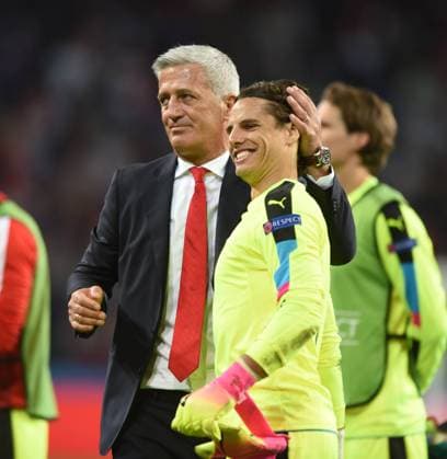 EURO 2016, Schweiz und Frankreich trennen sich torlos Europameisterschaft 2016 in Frankreich. Schweiz - Frankreich 19.06.2016 in Lille. Trainer Vladimir Petkovic (SUI) umarmt Tw. Yann Sommer nach dem Schlußpiff. HM