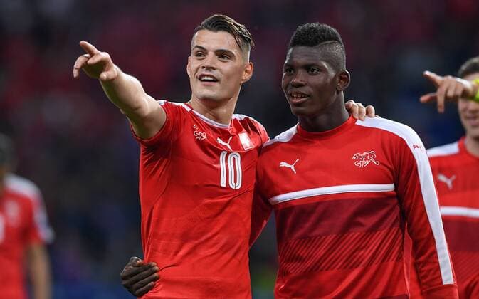 FUSSBALL EURO 2016 GRUPPE A IN LILLE Schweiz - Frankreich 19.06.2016 Granit Xhaka (li) und Breel Embolo (re, beide Schweiz) freuen sich nach dem Abpfiff