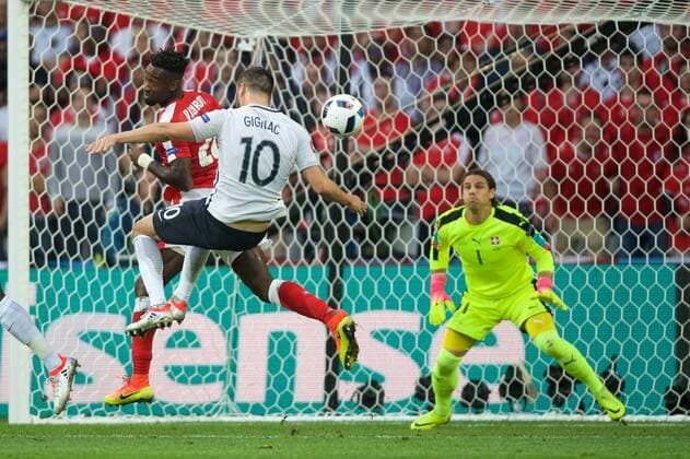 Fussball Lille 19.06.2016 Europameisterschaften der Herren Männer EURO 2016 EM Schweiz (SUI) - Frankreich (FRA) Andre-Pierre Gignac (Frankreich, No.10) Andre-Pierre Johan Djourou (Schweiz, No.20) Yann Sommer (Schweiz, TW, No.01)