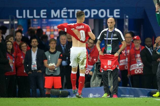 Fussball Lille 19.06.2016 Europameisterschaften der Herren Männer EURO 2016 EM Schweiz (SUI) - Frankreich (FRA) Granit Xhaka (Schweiz, No.10) zerrissenes Trikot Trikottausch