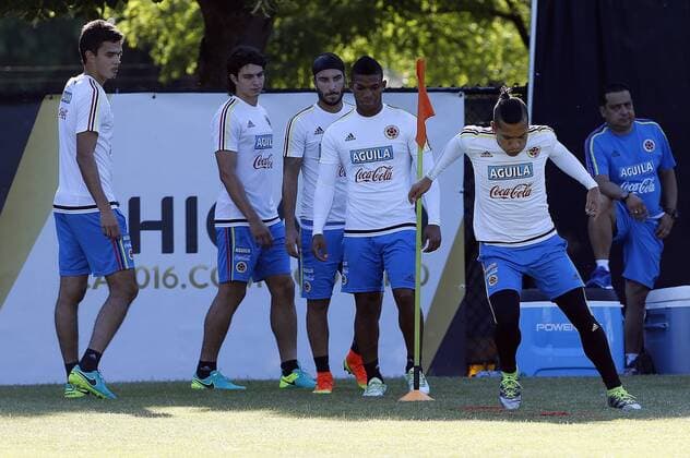 Colombia national soccer team players Dayro Moreno (R), Frank Fabra (2R), Sebastián Perez (C), Stefan Medina (2L) and Felipe Aguilar (L) during a training session in Chicago, Illinois, US, 19 June 2016, prior of next 22 June semifinal of the Copa America against Chile. TRAINING SESSION OF COLOMBIA !ACHTUNG: NUR REDAKTIONELLE NUTZUNG!  CHI200 20160620-636019832437339256