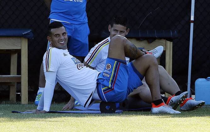 Colombia national soccer team players Edwin Cardona (L) and James Rodriguez (R) during a training session in Chicago, Illinois, US, 19 June 2016, prior of next 22 June semifinal of the Copa America against Chile. TRAINING SESSION OF COLOMBIA !ACHTUNG: NUR REDAKTIONELLE NUTZUNG!  CHI200 20160620-636019840058407256