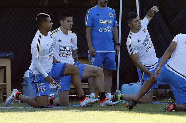 Colombia national soccer team players Edwin Cardona (L), James Rodríguez (C) and Daniel Torres (R) during a training session in Chicago, Illinois, US, 19 June 2016, prior of next 22 June semifinal of the Copa America against Chile. TRAINING SESSION OF COLOMBIA !ACHTUNG: NUR REDAKTIONELLE NUTZUNG!  CHI200 20160620-636019877773086946
