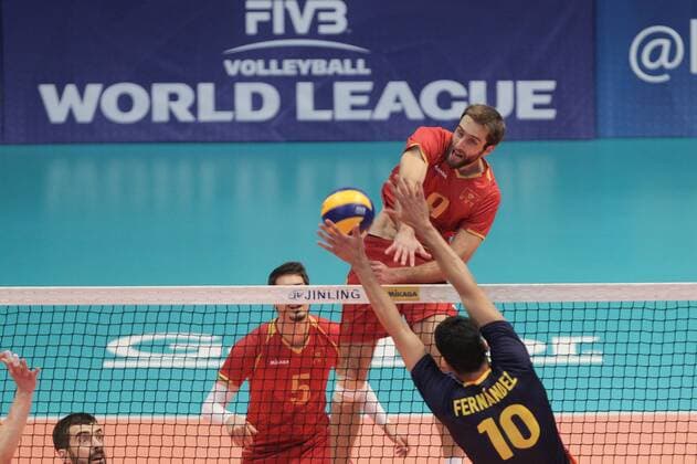 Jorge Fernández (back) of Spain in action against Marko Bojic (front) of Montenegro during a play between Spain and Montenegro during the World Volleyball Tournament held at the Gym Juan de la Barrera, in Mexico City, Mexico, on 19 June 2016. EFE Alex Cruz SPAIN VS MONTENEGRO !ACHTUNG: NUR REDAKTIONELLE NUTZUNG!  MEX01 20160620-636019880909154946